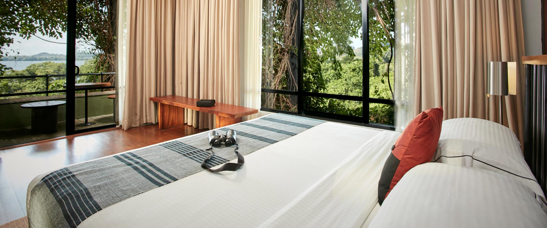 Luxury bed of Suite at Heritance Kandalama